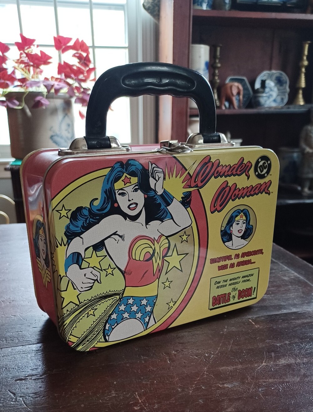DC Comics Wonder Woman cartoon lunchbox style metal storage box w/ handle